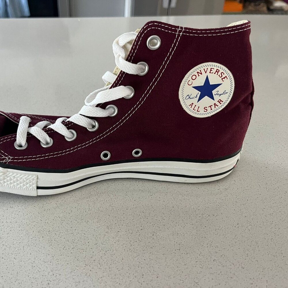Converse sneakers in burgundy